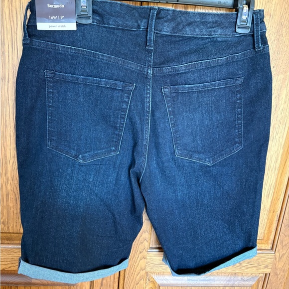 NWT Ava & Viv Women's Dark Blue Bermuda Shorts Size 16W - Picture 2 of 4
